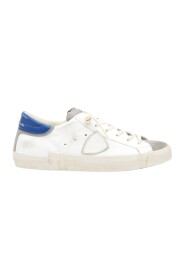 Vita och gråa läder- och mockasneakers