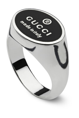 traditionel-chevalier-ring-i-sterlingsolv-med-sort-emalje-oval-maerke