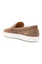 mocassin-en-daim-marron-avec-detail-monogramme