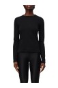haut-noir-ajuste-design-minimaliste