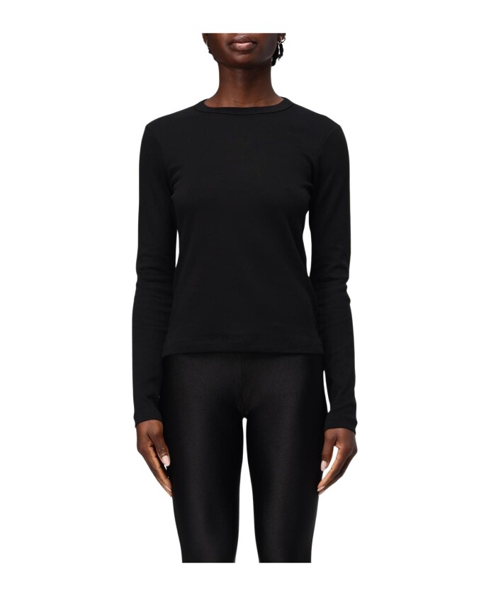 haut-noir-ajuste-design-minimaliste