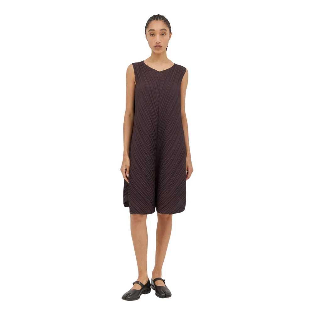 Issey Miyake Geplooide V-hals Midi Jurk Brown Dames