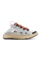 baskets-en-cuir-blanc-avec-detail-en-daim
