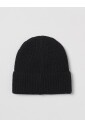 black-ribbed-knit-beanie-with-logo