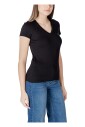 t-shirt-noir-en-coton-a-col-en-v