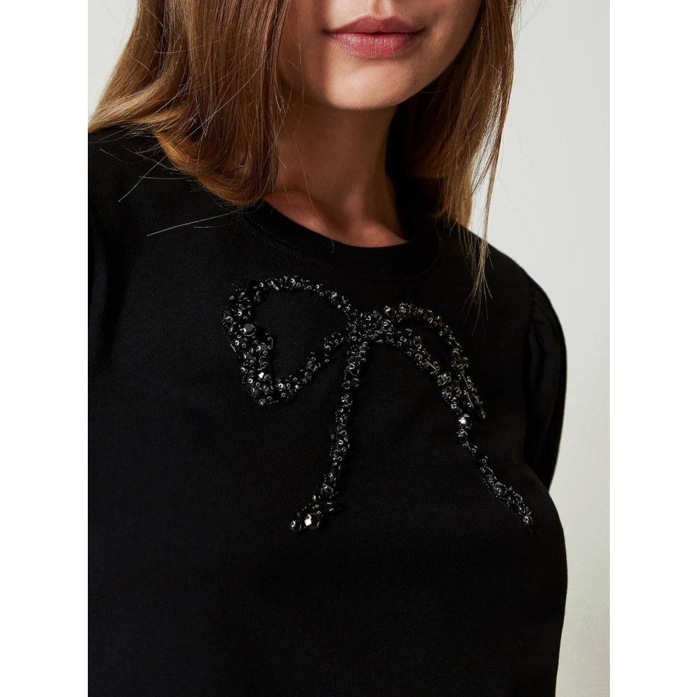 Actitude Zwarte T-shirt met handgeborduurde strik Black Dames