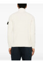 pull-col-roule-blanc-avec-badge