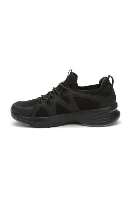 black-closed-sneakers-for-men