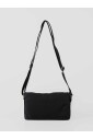 minimalistische-crossbody-tas-met-relief-logo