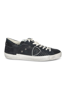 sneakers-noires-style-urbain-decontracte