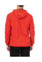 veste-impermeable-rouge-avec-capuche