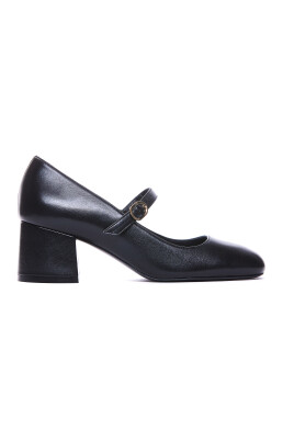 black-heeled-shoes