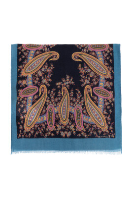echarpe-avec-un-motif-decoratif