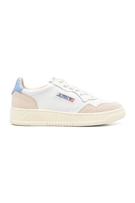 baskets-blanches-avec-bout-perfore
