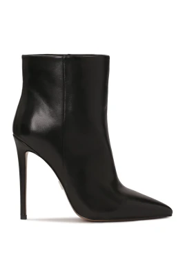 Klackstövlar med en slip-on ovandel.Denna produkt är liten i storleken.