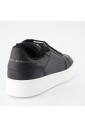 svarta-lader-sneakers-med-snorning