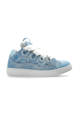sports-shoes-curb