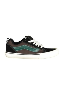 street-style-sneakers-with-contrasting-details