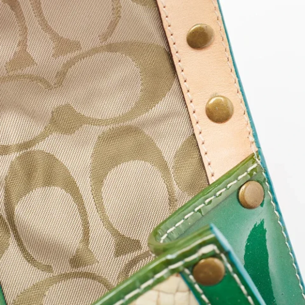 Coach Pre-owned Leather clutches Green Dames