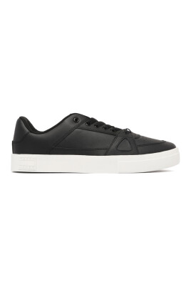 black-sporty-sneakers-with-ventilation-detailing