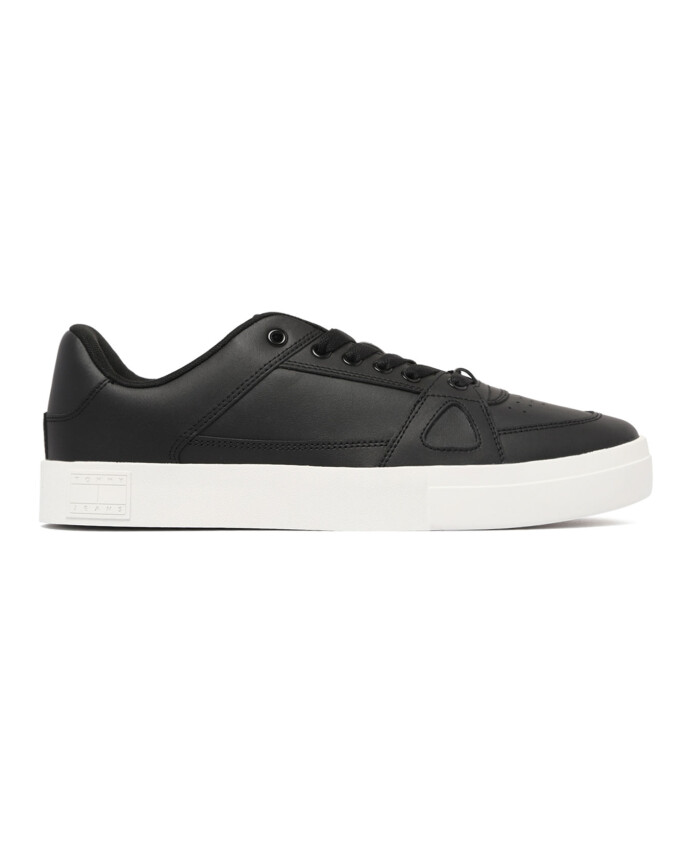 black-sporty-sneakers-with-ventilation-detailing