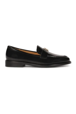 Lätta slip-on skor med smyckesutsmyckning.Denna produkt har stor storlek.