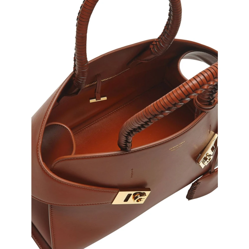 Salvatore Ferragamo Stijlvolle Tassen voor elke gelegenheid Brown Dames
