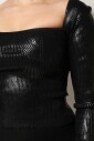 haut-noir-ajuste-a-manches-longues