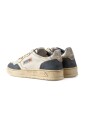 baskets-blanches-avec-bout-perfore