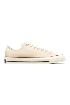 sneakers-en-toile-de-style-vintage