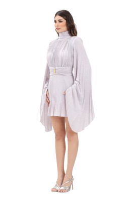 robe-courte-violette-avec-manches-asymetriques