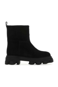 Czarne zamszowe buty kostki
