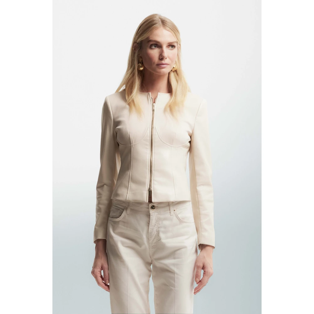 Kocca Vinyl-effect Fitted Jacket met Metalen Ritsen Beige Dames