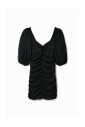 robe-noire-a-manches-courtes-et-col-en-v