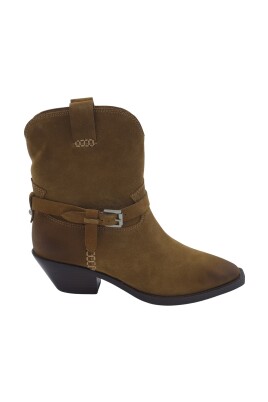 bottine-en-daim-avec-boucle