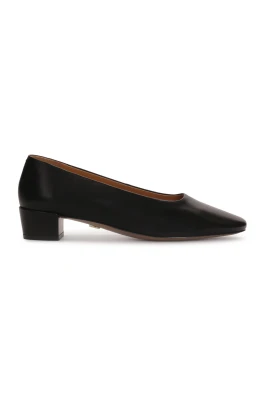 Minimalistiska svarta pumps