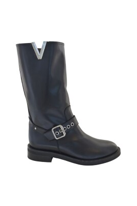 black-high-boots-with-silver-v