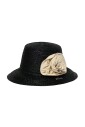 elegant-chapeau-a-large-bord-avec-des-details-signature