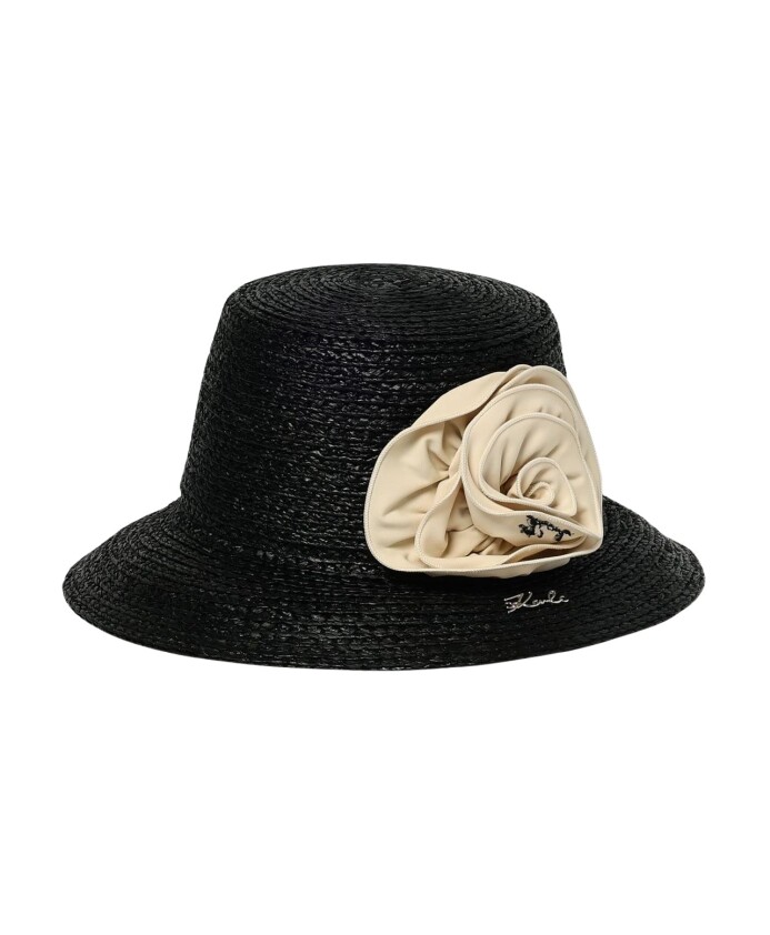 elegant-chapeau-a-large-bord-avec-des-details-signature