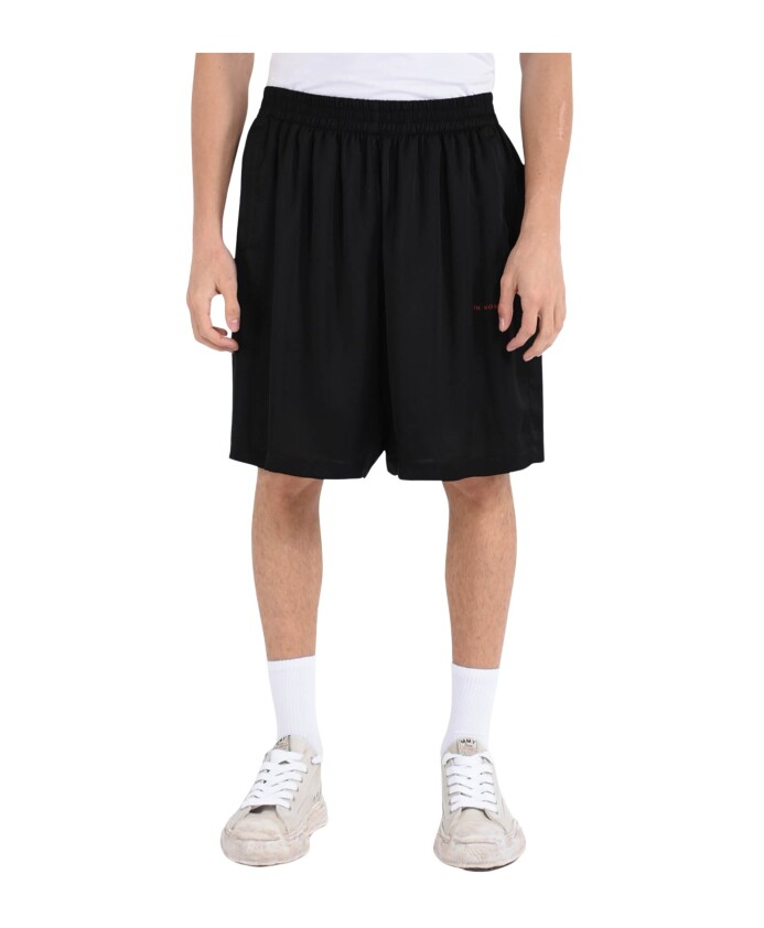 shorts-bermuda-en-tissu-leger-et-soyeux