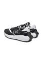 black-sneakers-with-reinforced-heel