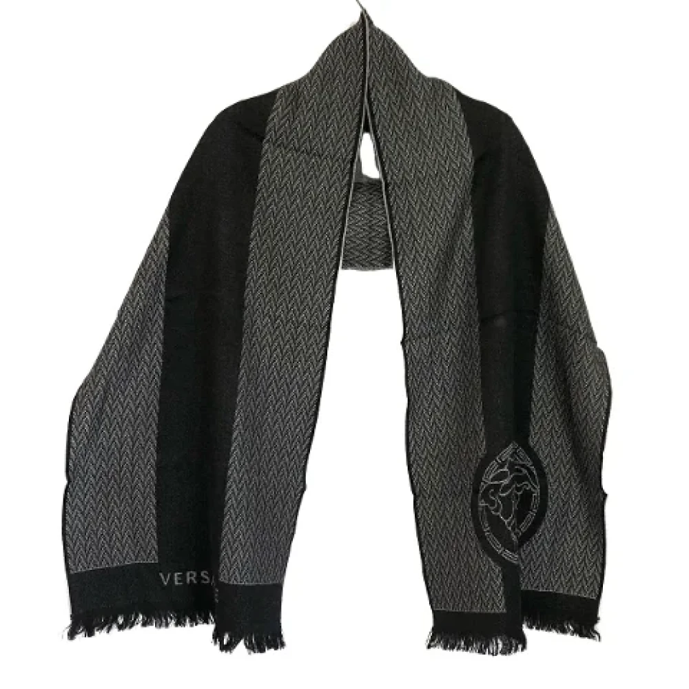 Versace Pre-owned Wool scarves Gray Dames
