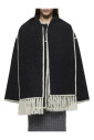 manteau-gris-en-laine-avec-echarpe-a-franges