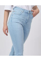 blauwe-bootcut-jeans-met-splitten