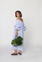 robe-midi-a-rayures-bleues-epaules-denudees