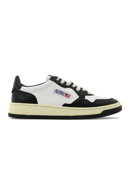 sneakers-noires-style-urbain