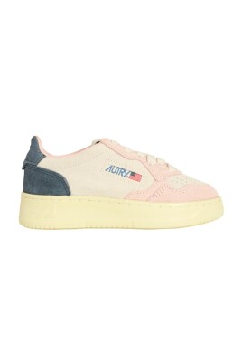 sneakers-en-daim-avec-bout-microperfore