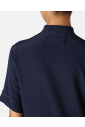 chemise-bleue-en-crepe-de-chine-a-manches-courtes-et-coupe-droite