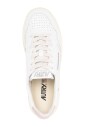 sneakers-blanches-design-elegant-tenue-decontractee