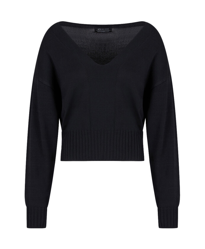 pull-noir-a-col-en-v-avec-detail-contraste